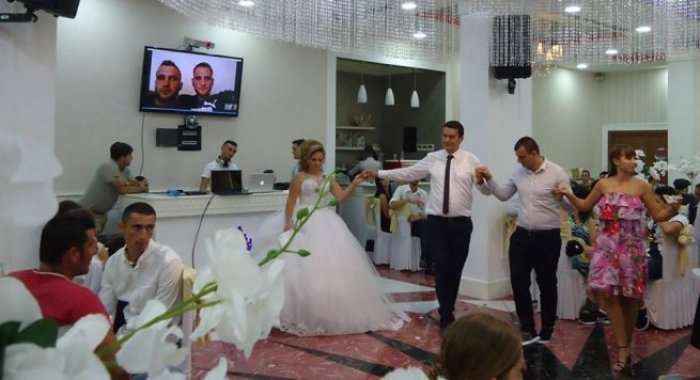Emocionuese – Dy vëllezërit shqiptar në dasmën e motrës me “Skype” (Foto)