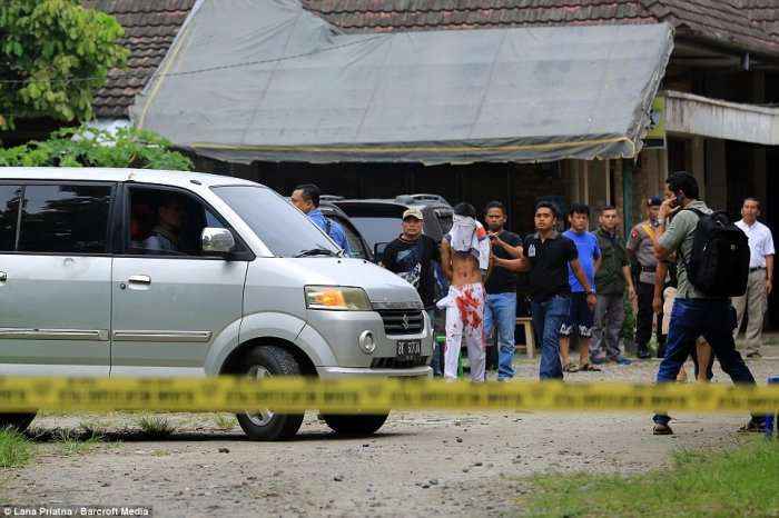 Terror në Indonezi: 18 vjeçari vret priftin, planifikonte sulm me bombë vetëvrasëse