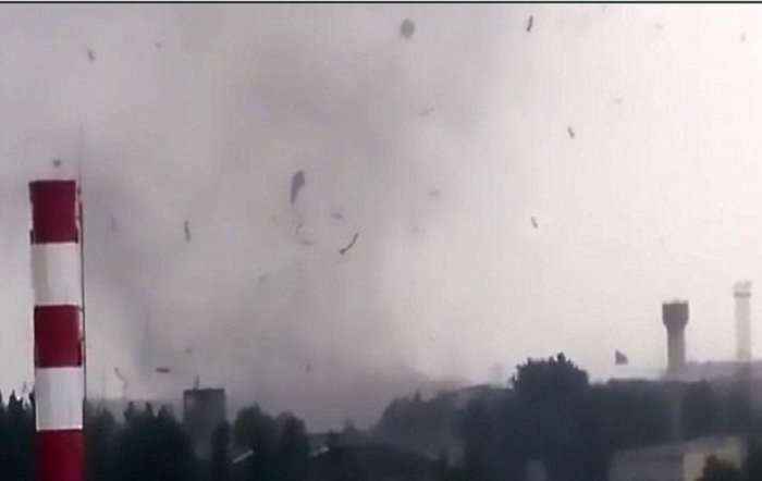 Tornado e fuqishme shkatërron qytetin rus