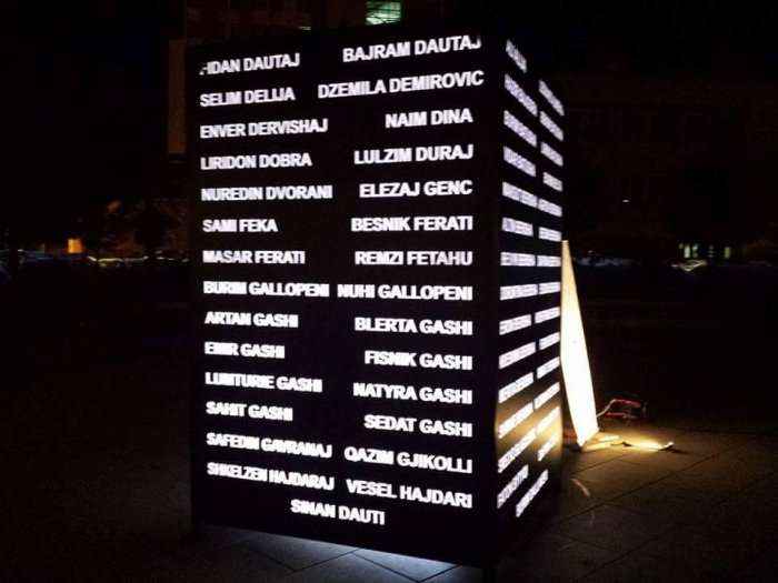 Emrat e fëmijëve të zhdukur ekspozohen në sheshin “Zahir Pajaziti’ 