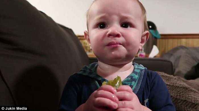 Reagimi i vogëlushit kur provon për herë të parë turrshi (Foto/Video)