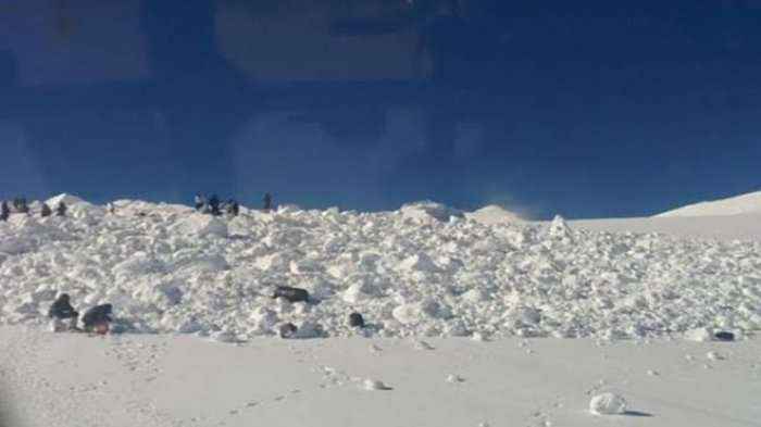 Vdesin 10 alpinistë, zhduken 7 të tjerë