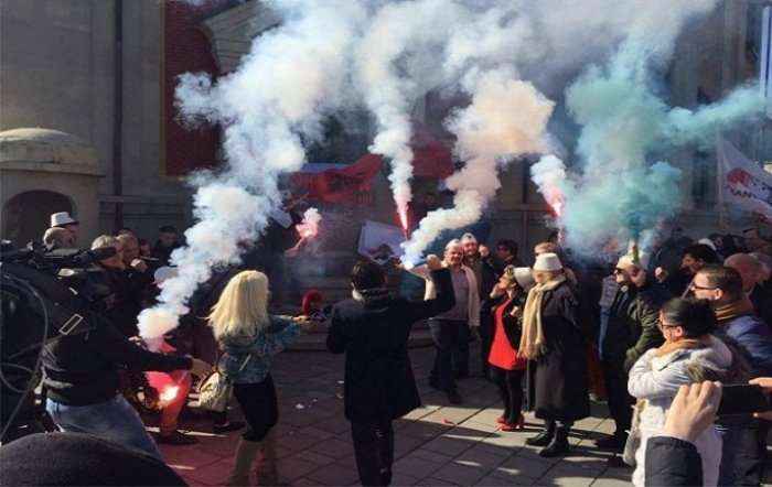 AK protestë me flakadanë te Ministria e Energjetikës (Foto/Video)