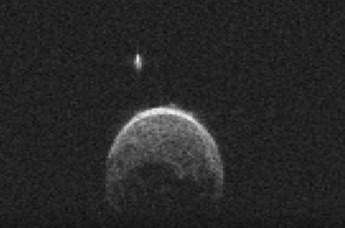 A po na gënjen NASA për këtë UFO rreth një asteroidi? (Video)