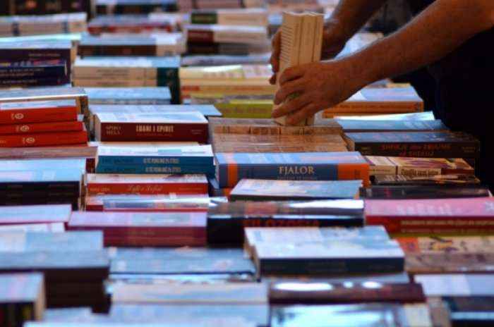 1200 tituj, përfshirë libra me Nobel, zbarkojnë në Prishtinë