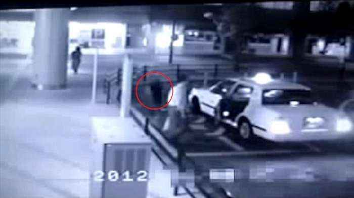 Fantazma misterioze hyn në taksi, kapet nga kamerat e sigurisë  (Foto/Video)