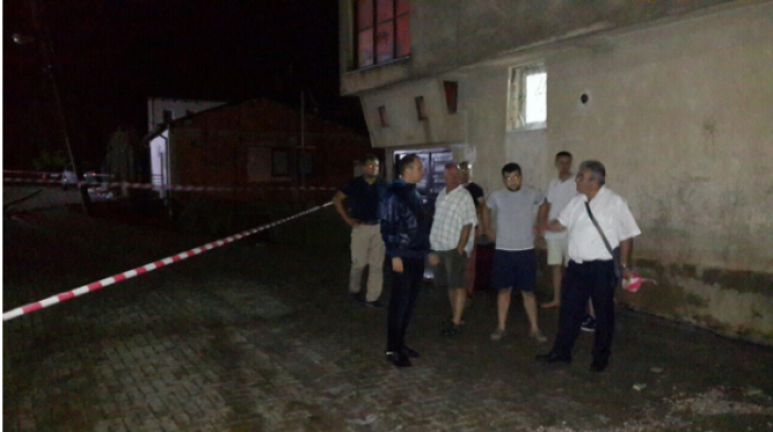 Ekipet emergjente të Komunës së Prishtinës po e sanojnë gjendjen pas shiut (Foto)