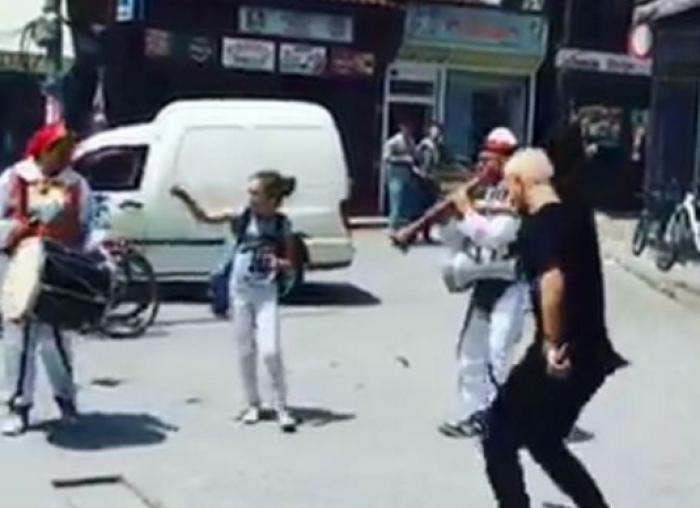 Donis Avdijaj kërcen në mes të rrugës në Kosovës me surle e tupanë (Video)