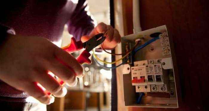 Elektricisti mbytet nga rryma