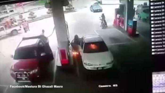 Shiheni çka ndodhë kur fëmija luan me shkrepsë në veturën e ndalur në pompë benzine (Video)