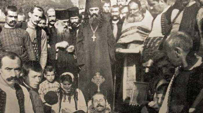 Serbët varrosin kokën e luftëtarit malazez të prerë nga rugovasit (Foto)