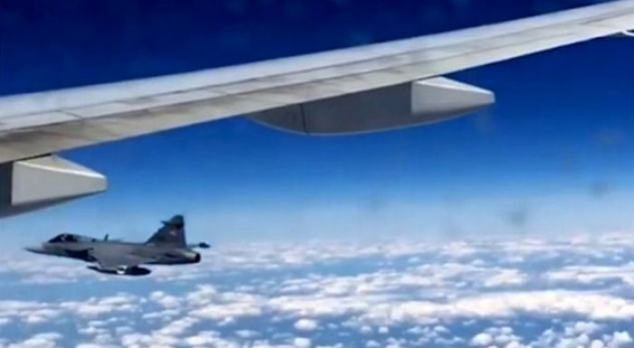 Momenti kur pasagjeri sheh diçka interesante nga dritarja e avionit (Video)