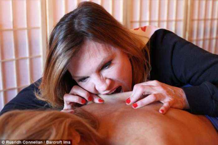 Mënyrë e re për masazh, kafshimi i klientëve në shpinë (Video)