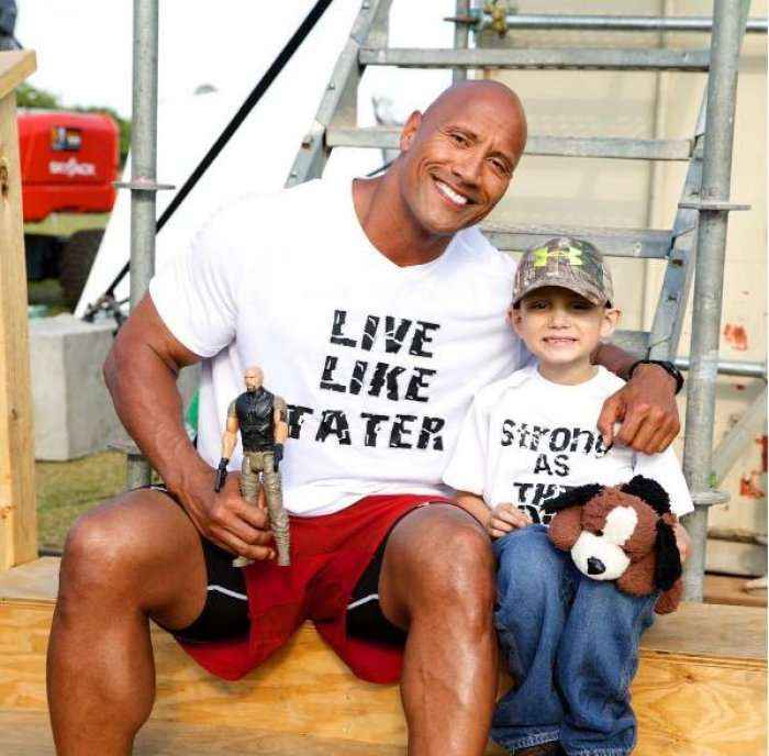  Aktori Dwayne, ndihmon një djalë 7 vjeçar me tumor(Foto)