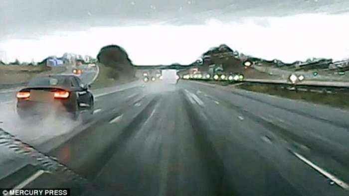 Kjo është arsyeja pse nuk duhet të ngisni veturën me shpejtësi të madhe në rrugë të lagur (Video)