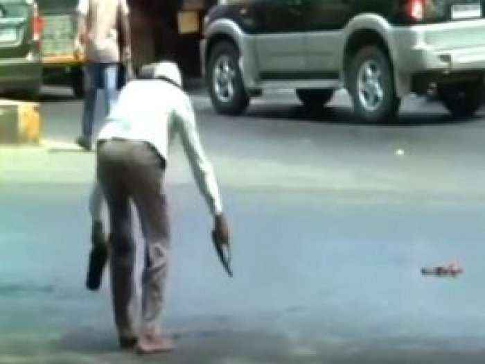 Njerëzit në Indi po zhyten në asfalt nga nxehtësia (Video)