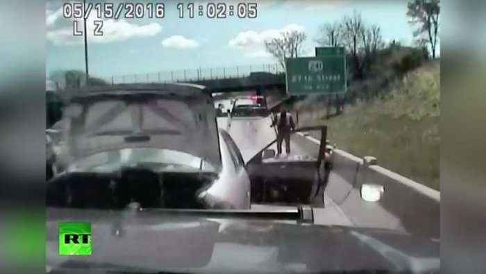 Tenton t’ia konfiskoj veturën për tejkalim shpejtësie, tërheq zvarrë policin (Video)