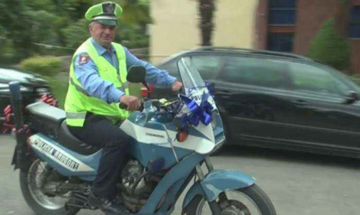 Në pension pas 45 vjetesh, policit rrugor i dhurohet motori i patrullës