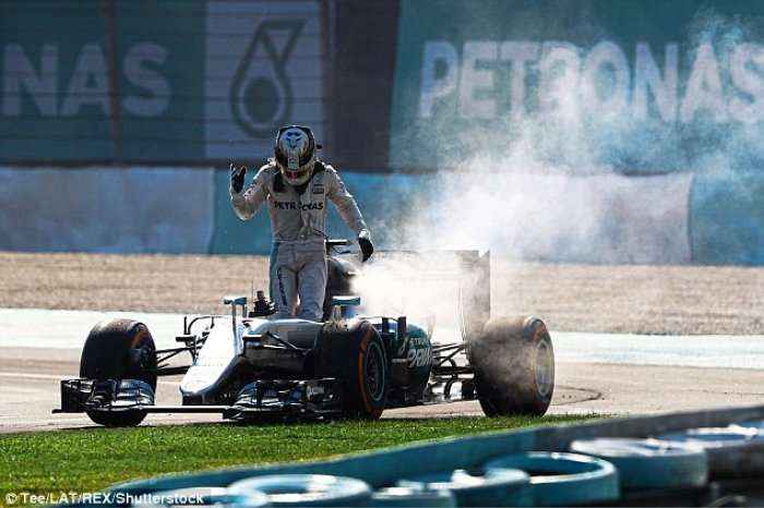 Lewis Hamilton ia “kallë” gomat Mercedesit (Video)