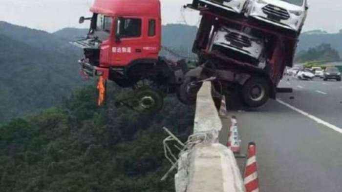 Përmbyset në autostradë kamioni, shoferi shqiptar dërgohet në spital