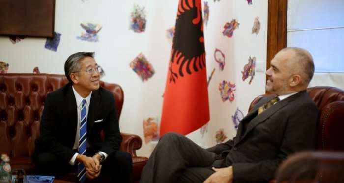 Ambasadori amerikan Donald Lu takim me Ramën në kryeministri