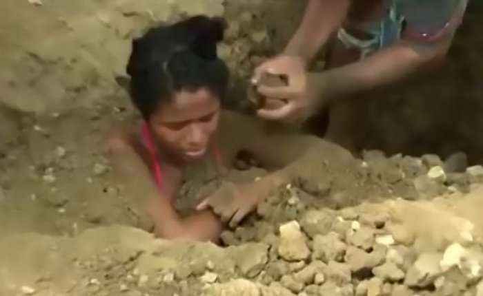 Vajza e goditur nga rrufeja varroset e gjallë, ja çfarë ndodh më vonë (Foto/Video)