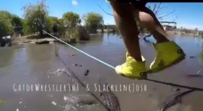 Ecje në litar përmbi lumin plot me krokodilë (Video)
