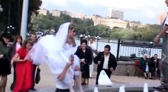 Ja çfarë i ndodh këtij çifti në ditën e dasmes (Video)