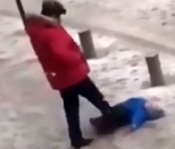 Arrestohet babai që shqelmoi të birin vetëm sepse nuk mund të ngrihej në këmbë nga bora (VIDEO)
