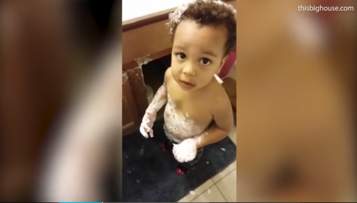 Shikoni se si dy vjeçari mundohet ta fsheh nga nëna rrëmujën që ka bërë me kremin e saj të shtrenjtë (Foto/Video)