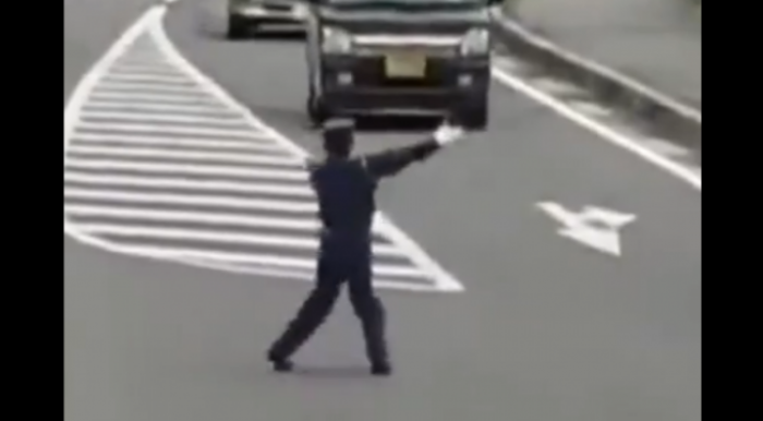Polici ka një mënyrë të veçantë për t’i drejtuar makinat në trafik (Video)