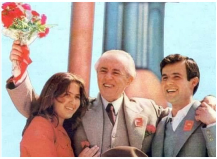 Zbulohet historia e fotos së Fatmir Xhafës me Enver Hoxhën dhe cila është vajza në krahun tjetër