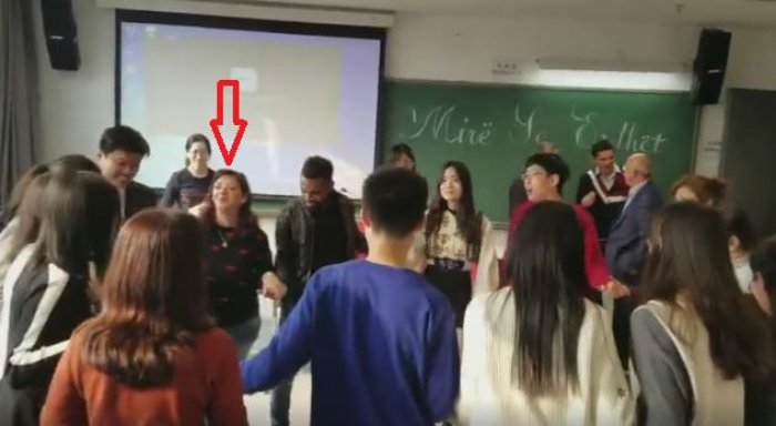 Zv/ministrja ia merr valles shtruar me studentët kinezë (Video)