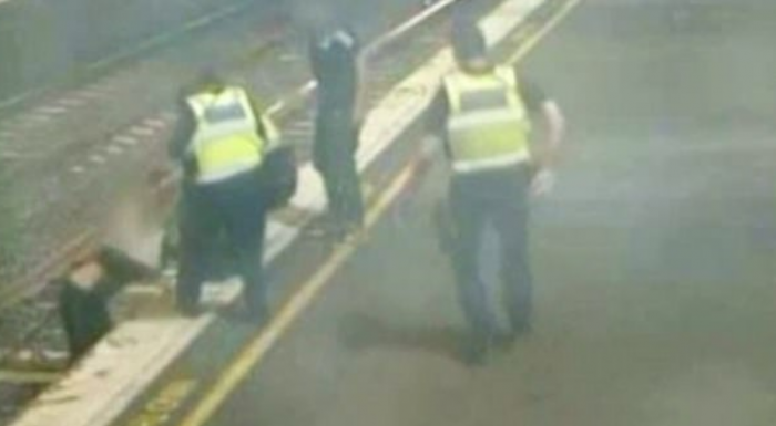 Tmerruese: E ndajnë milimetrat nga vdekja, për pak goditet nga treni (Video/Foto)