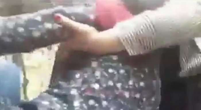 Iranianja vesh hixhabin e tejdukshëm, “policia morale” ushtron dhunë kundër saj (Video)