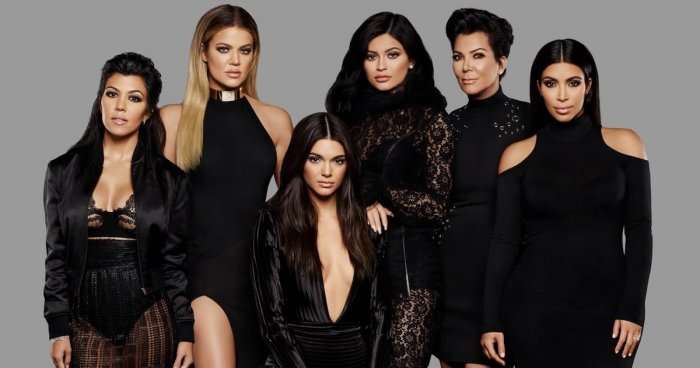 Brenda ditëlindjes së “çmendur” të Kylie Jenner, motrat Kardashian provokojnë me fotografitë e tyre