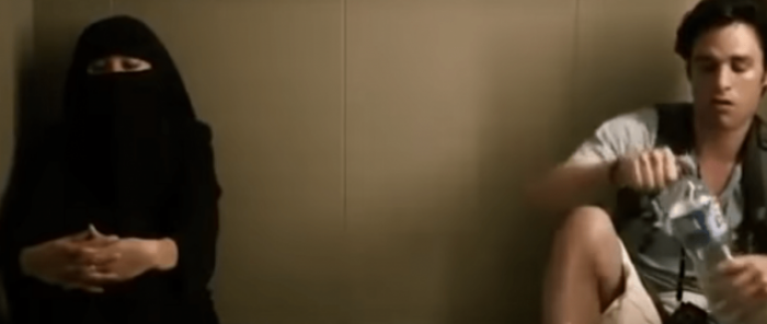 Ngelin të 2 në ashensor, ajo çfarë vajza e mbuluar bën do ju çuditë (Video)