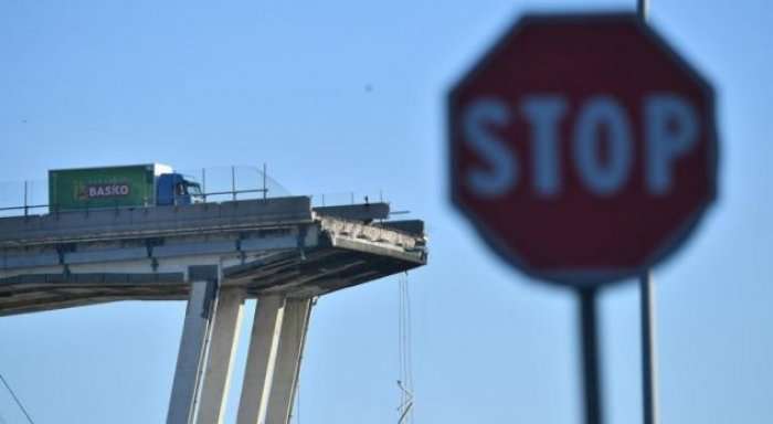 Flet shoferi i kamionit që u ndal në cepin e urës së shembur (Foto)