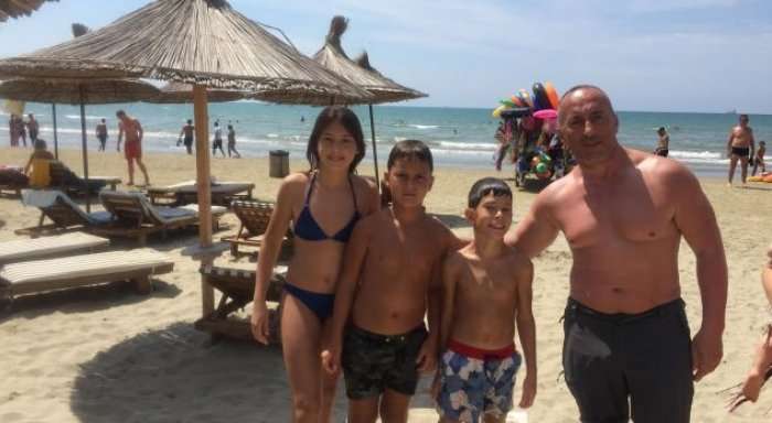 Kryeministri Haradinaj po vazhdon pushimet në plazhin e Durrësit (Foto)