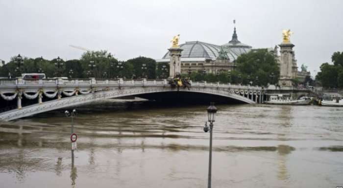 Qindra ura në Francë rrezikojnë shembjen