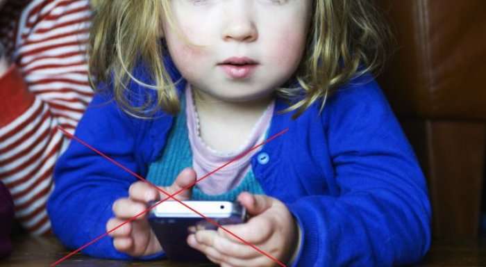 Alarmi i mjekëve: Deri në moshën 6 vjeçare mbajini fëmijët larg telefonit
