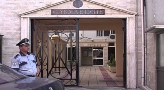 Zjarr në arkivën e Gjykatës së Lartë në Tiranë (Video)
