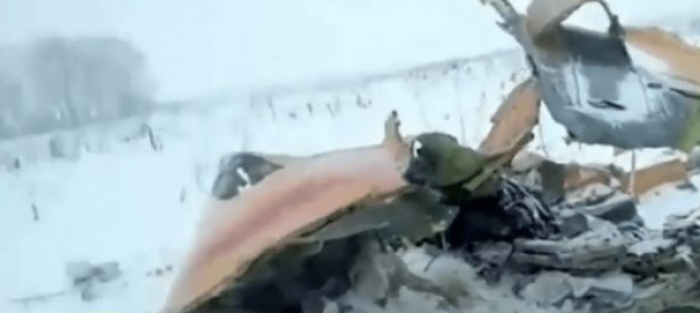 Pamje nga vendi i rrëzimit të aeroplanit në Rusi (VIDEO)
