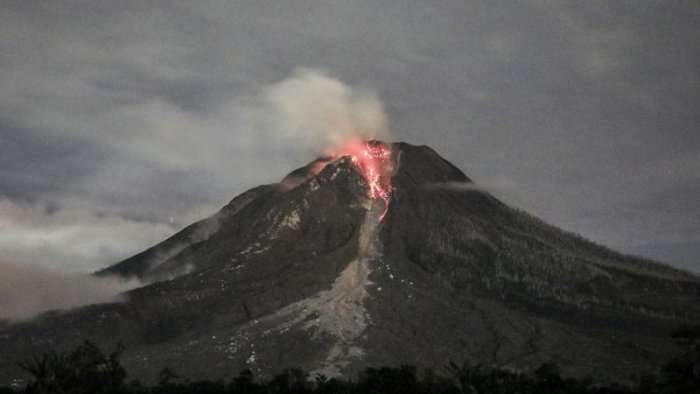 Shpërthen vullkani i fuqishëm në Indonezi (Video)