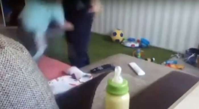 Fëmija qante sa herë që vinte dado, nëna vendos kamer të fshehtë, shokuese nga ajo që shikon(Video)