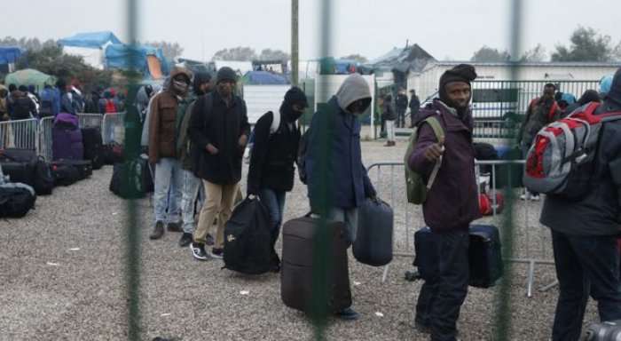 Britania shpenzon 45 milionë funte për të penguar hyrjen e emigrantëve