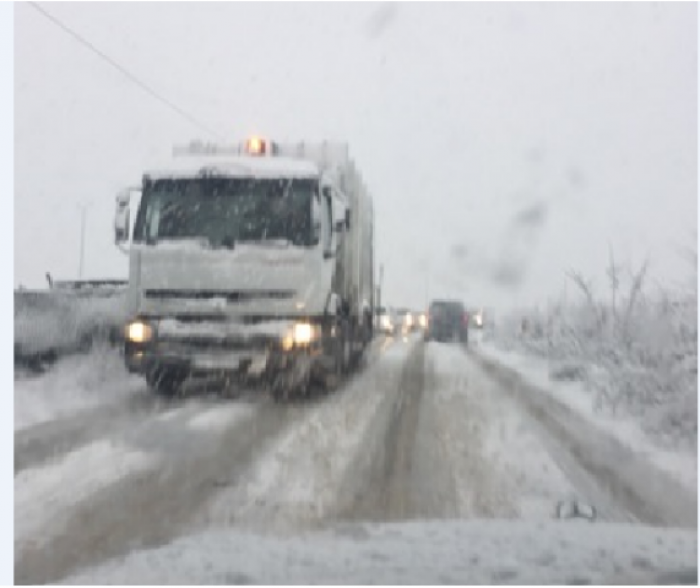 Në këtë qytet të Kosovës, bora pamundëson lëvizjen e automjeteve (Foto)