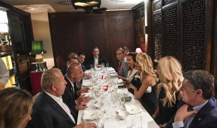 Ambasadorja e nderit, Rita Ora darkon me politikanët kosovarë në Londër