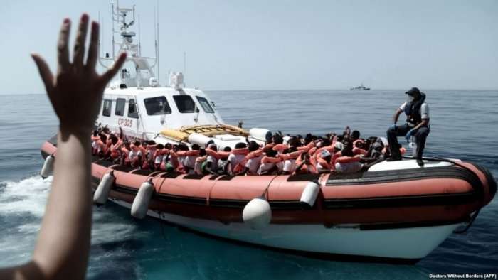 Italia lejon migrantët të zbarkojnë në Sicili