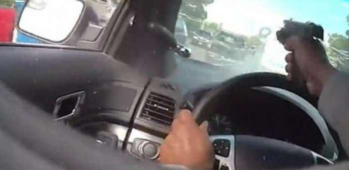 Si në filma, polici qëllon me armë të dyshuarin teksa e ndjek me makinë (Video)